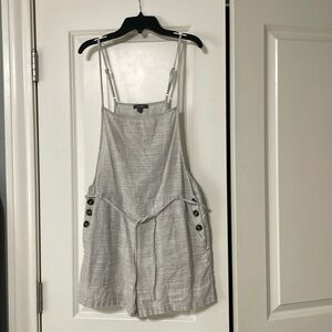 Grey overall-like romper with pockets size L